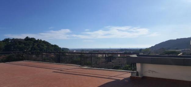 ATTICO CON GRANDE TERRAZZA E VISTA MARE MONTI